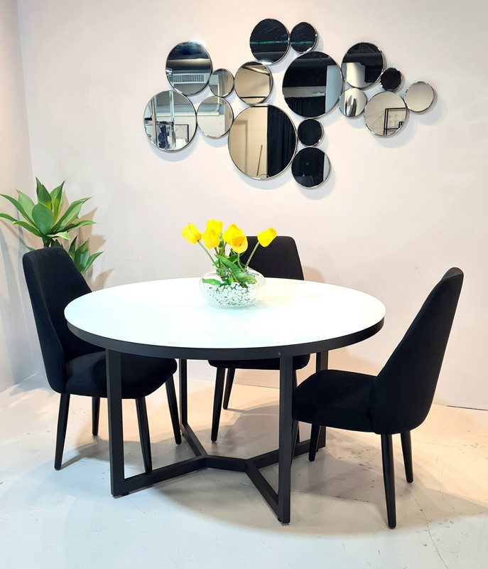 תמונה של שולחן אוכל זכוכית מלוטש בחדר אוכל מודרני מינימליסטי